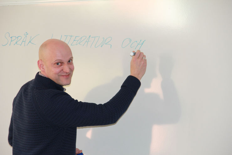Andreas Nyblom, programansvarig för kandidatprogrammet Språk, litteratur , medier framför en whiteboard