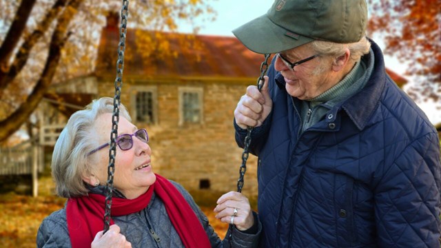 Äldre par tittar på varandra, utomhus