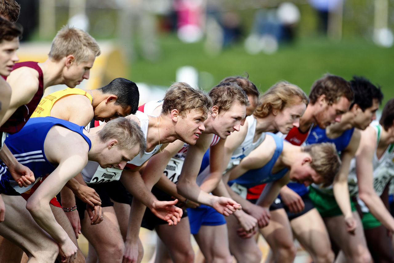 Linköping 2012-04-29 Friidrott Terräng-SM 2012 :  Start Nr 2005 klass Män 12 km Andreas Åhwall -89 Hässelby SK (Foto: Peter Holgersson/Pic-Agency Sweden) Nyckelord: Arrangör IK Akele SM i terränglöpning underlag gräs lera blött