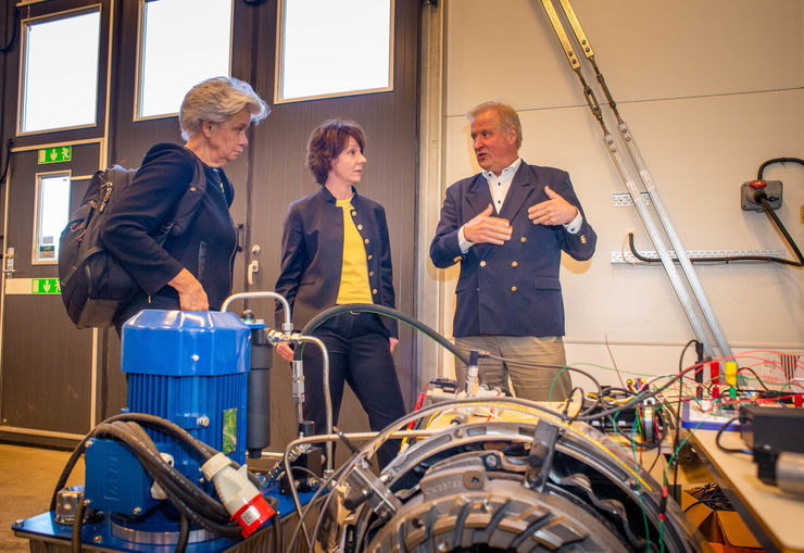 Helen Dannetun, Matilda Ernkrans, minister of higher education and research, and Lars Nielsen in the vehicle laboratory at LiU. 