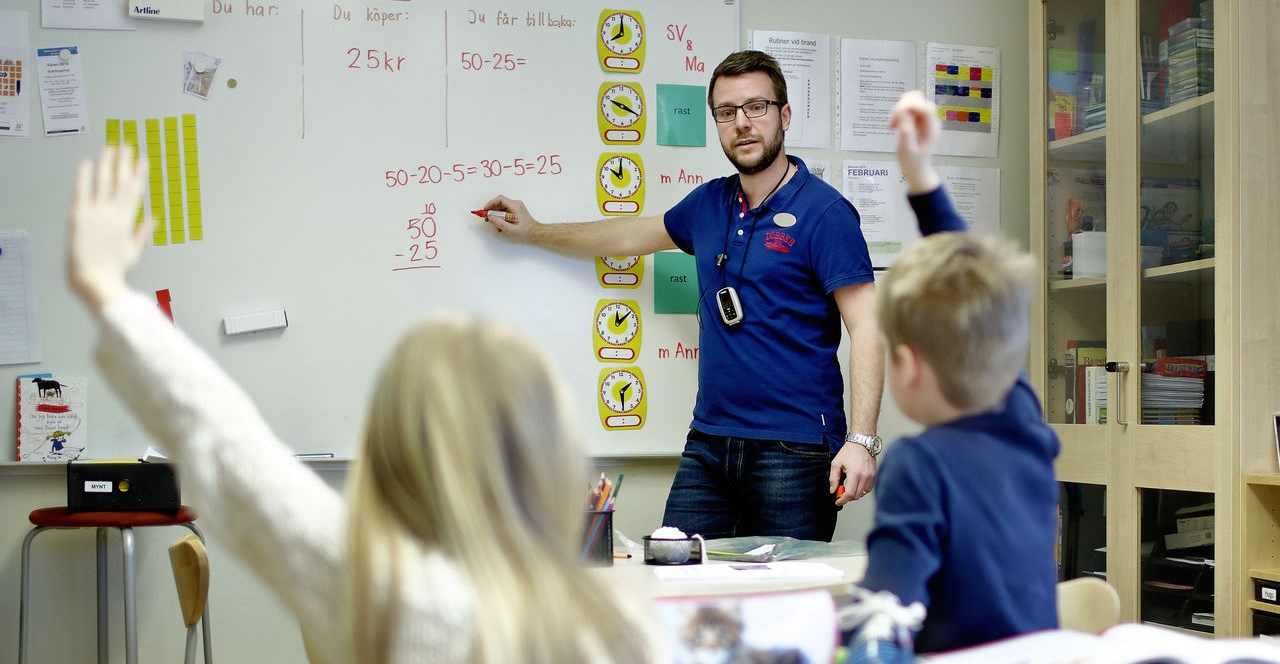 Läraren Mikael undervisar på Svärtingehusskolan den 13 februari 2015 i Norrköping.
