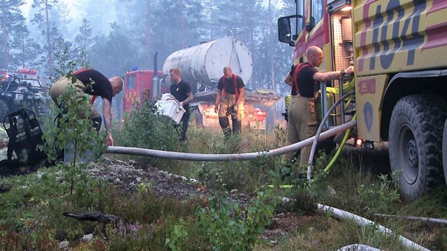 Släckningsarbete vid skogsbrand.