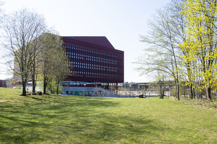 Studenthuset Campus Valla sett från Valla friluftsområde.