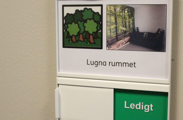 Dörrskylten utan för lugna rummet på KFUM Funkis