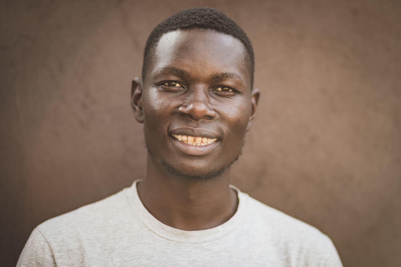 porträtt av svart yngre man