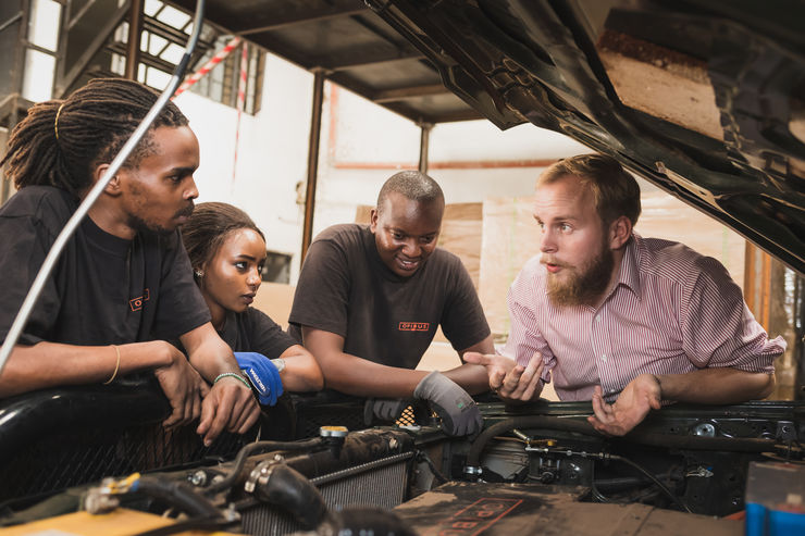 LiU-studenten Filip Lövström har ett starkt miljöengagemang. Han har flyttat till Kenya och tillsammans med andra LiU-studenter startat företaget Opibus som satsar på eldrivna safaribilar. På mindre än ett år har företaget växt till 28 anställda där de flesta är kenyanska ingenjörer.