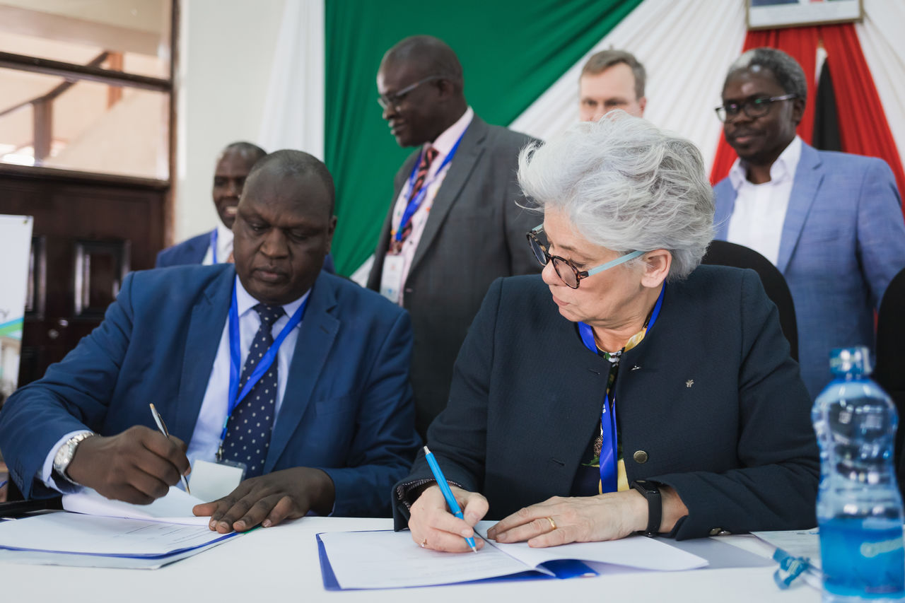 30-årsjubileum LiU-Moi University De båda rektorerna undertecknar ett nytt avtal.
