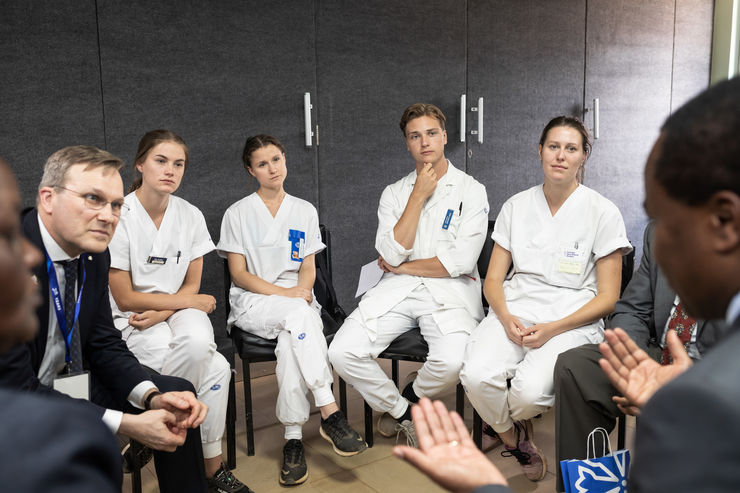 Medical students Ida Kallur, Emilie Cewers, Erik Albåge och Kajsa Broman talking to each other.