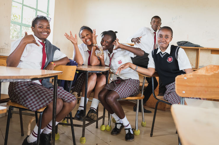 På gymnasieskolan Kenswed Academy i Kenya får ungdomar från Nairobis slumområden gratis utbildning. Skolan drivs med hjälp av lärarstudenter från Linköpings universitet som på plats får lära sig mer om globala frågor.