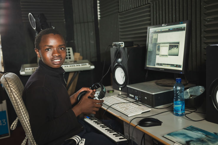 På gymnasieskolan Kenswed Academy i Kenya får ungdomar från Nairobis slumområden gratis utbildning. Skolan drivs med hjälp av lärarstudenter från Linköpings universitet som på plats får lära sig mer om globala frågor.  Kelvin Mungai är en av eleverna på skolan. Där finns en musikstudio och nu hoppas han att hans dröm om att bli musikproducent ska gå att förverkliga.