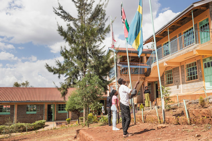 På gymnasieskolan Kenswed Academy i Kenya får ungdomar från Nairobis slumområden gratis utbildning. Skolan drivs med hjälp av lärarstudenter från Linköpings universitet som på plats får lära sig mer om globala frågor.