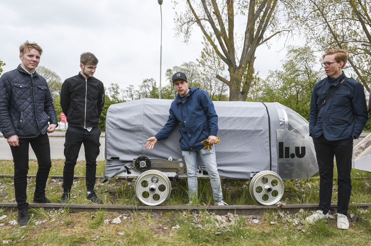 Studenter presenterar tåget i Delsbo Electric.