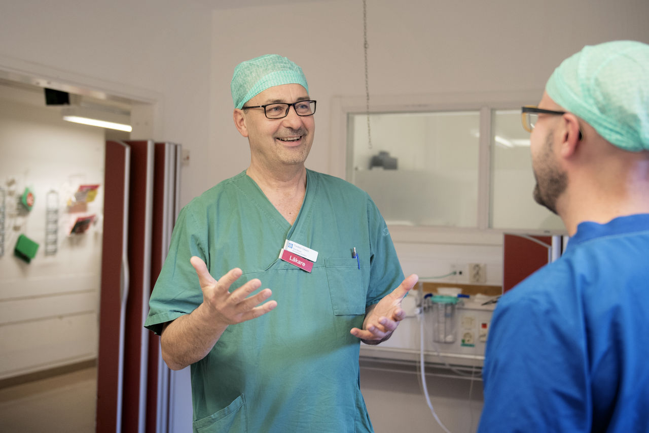 Torsten Olbers i samtal med en undersköterska på anestesienheten på Vrinnevisjukhuset.