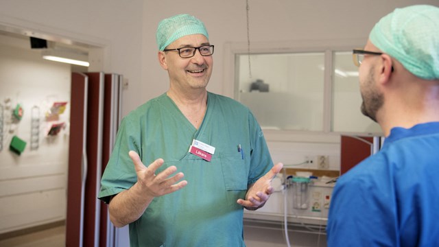 Torsten Olbers i samtal med en undersköterska på anestesienheten på Vrinnevisjukhuset.