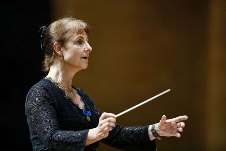 Christina Hörnell dirigerar