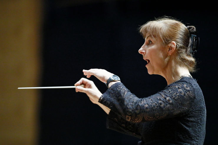 Christina Hörnell dirigerar under festkonsterten