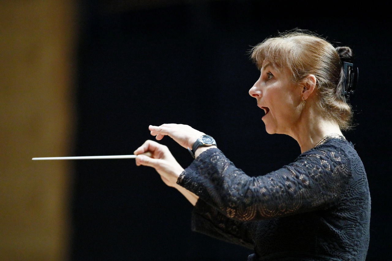 Christina Hörnell conducting in concert