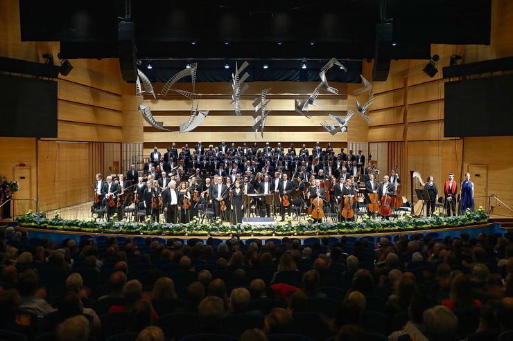 Orkester och kör samlade på scen inför Akademiska festkonserten