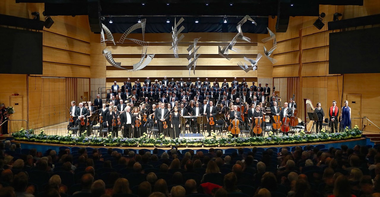 Orkester och kör samlade på scen inför Akademiska festkonserten