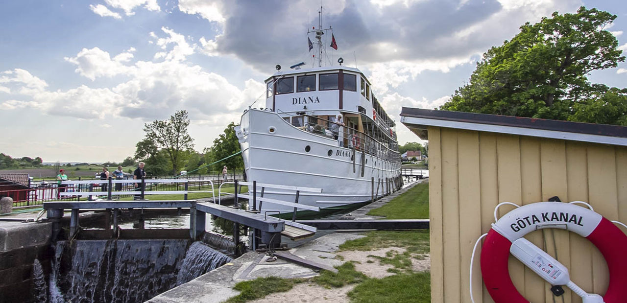 En passagerarbåt som slussar i Göta kanal, Berg slussar utanför Linköping.