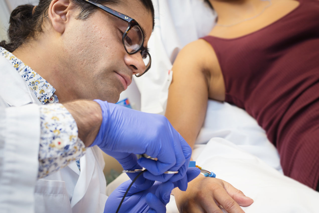 En forskare arbetar tillsammans med en försöksperson.