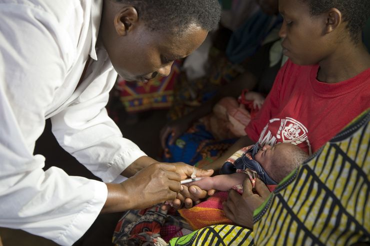 Rukogo Near Kayanza 2013-09-23 A baby is vaccinated against tuberculosis in a health station in Rukogo near Kayanza in the north of Burundi, 23 September 2013. Photo: Tom Schulze Foto Thomas Schulze / DPA / TT / kod 408 ref: Thomas Schulze ***BETALBILD***