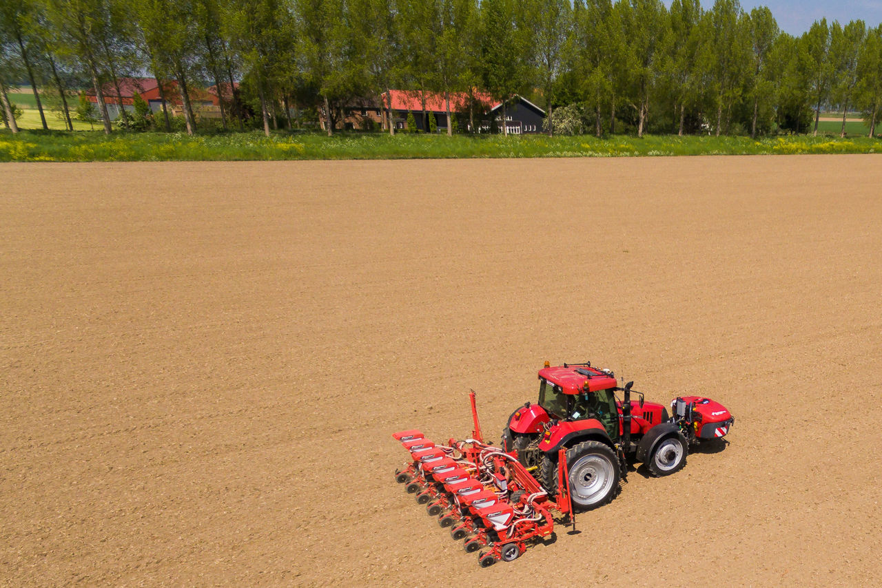 The picture shows a system for satellite-based portioning of liquid fertilizer.  