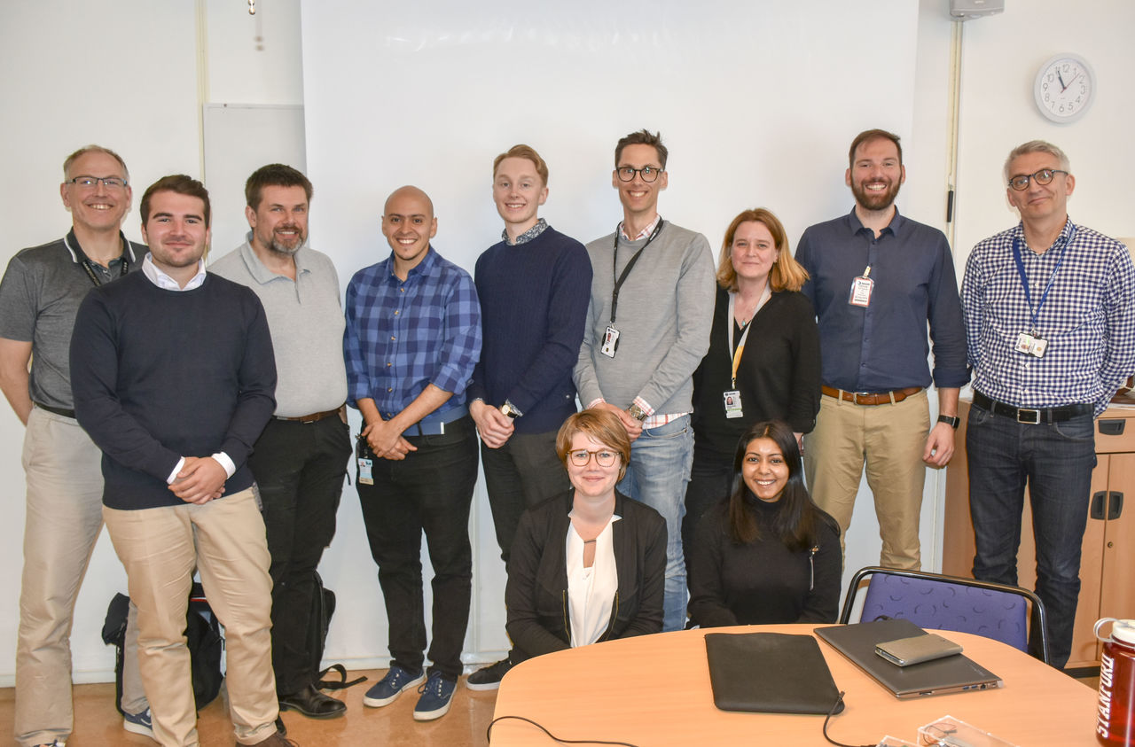 Hela studentgruppen samlad på Saab.