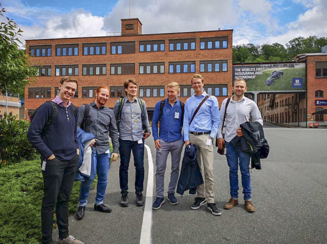 Studenter utanför Husqvarnas fabrik.