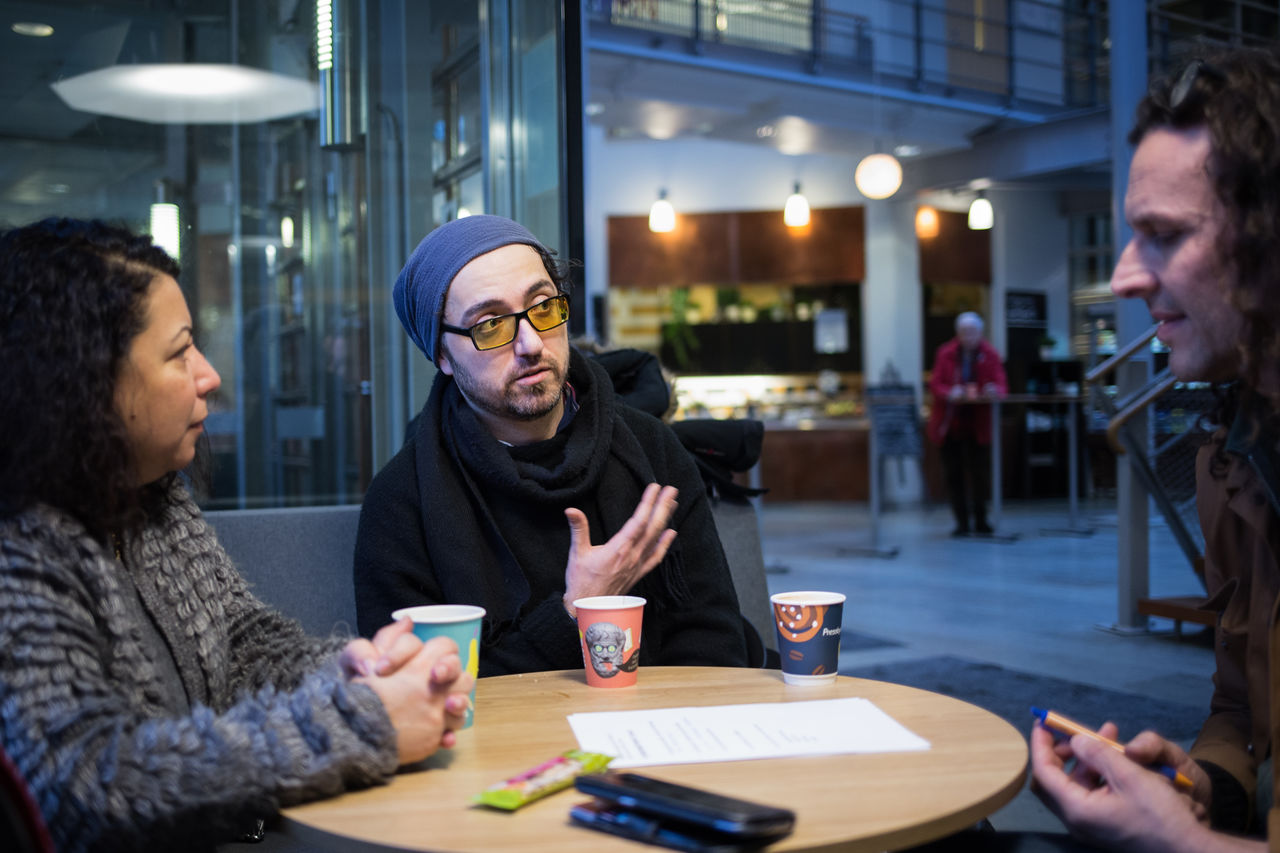 Människor runt ett bord