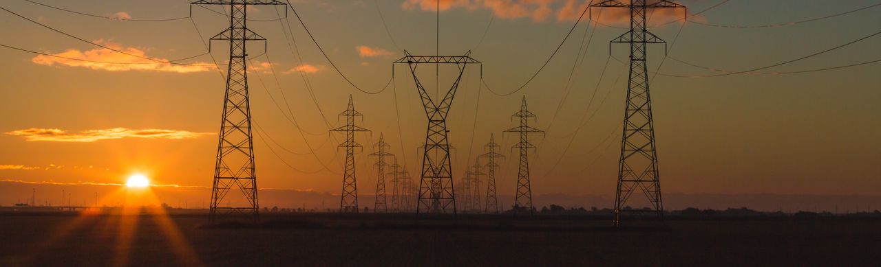 Energi finns överallt. Landskap med solnedgång.