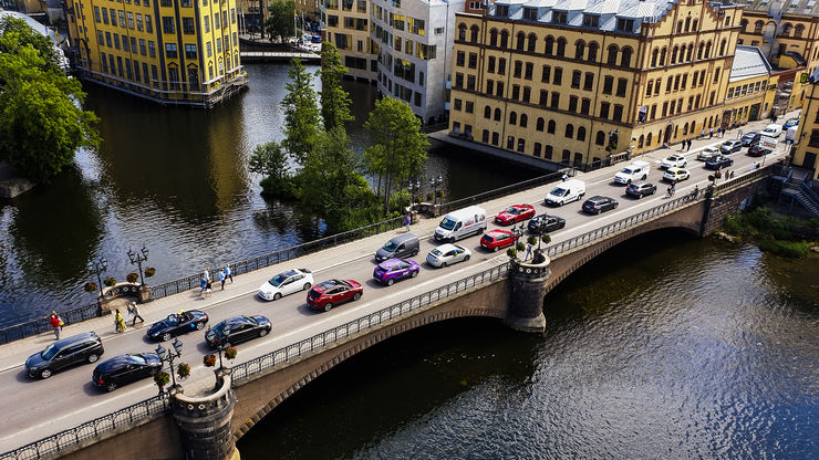 Bilkö på Kungsgatan över strömmen i Norrköping