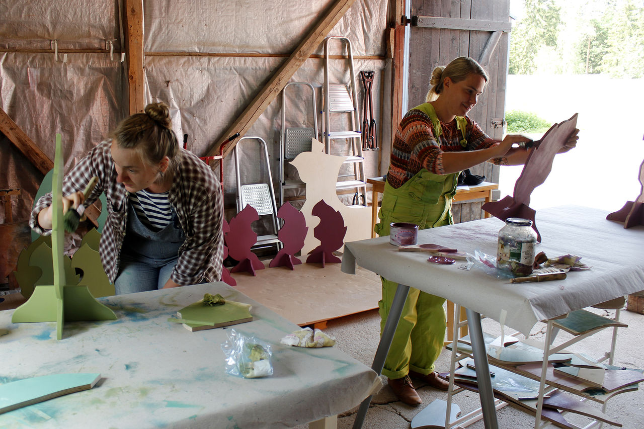 Alice Brengdahl and Riina Kauppi painting chess pieces