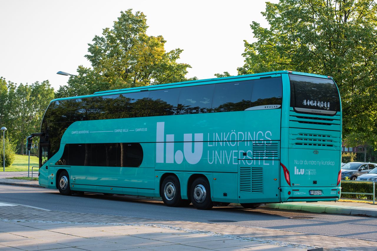 Green bus with the LiU logo in white