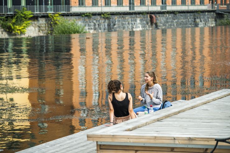 Image of Students sitting by Motala Ström in Norrköping
