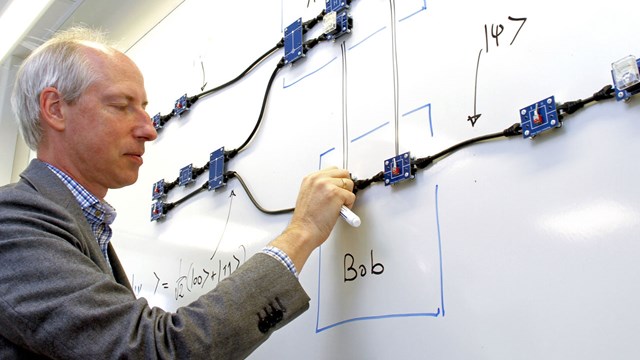 Jan Åke Larsson med de kretsar som simulerar hur en kvantdator fungerar