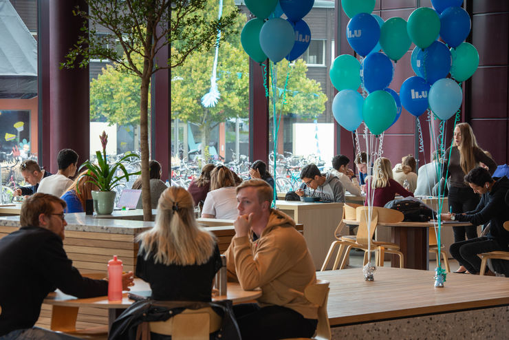 Studenter och ballonger i Studenthusets entréplan.