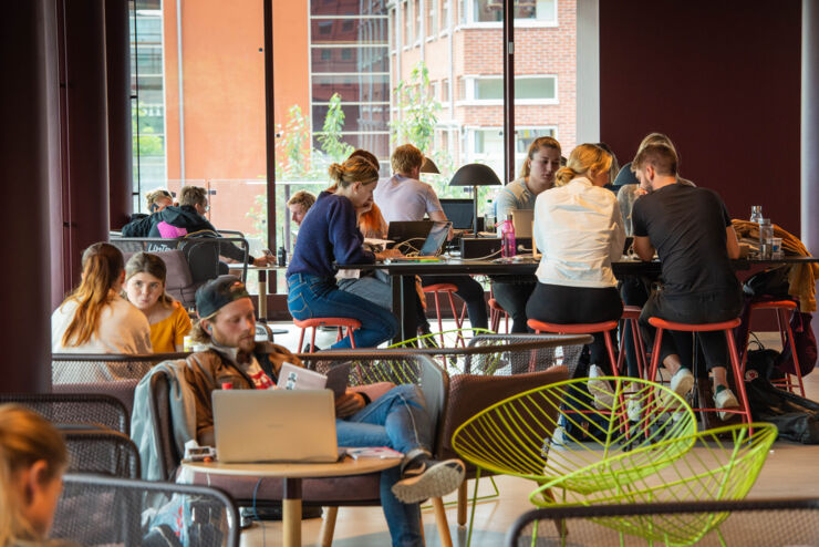 Studenter vid olika i bord i Studenthuset på Campus Valla i Linköping.