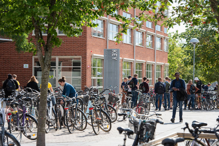 Studenter på campus.