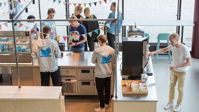 Studenter som fikar och köper kaffe i caféet i Studenthuset på Campus Valla i Linköping.