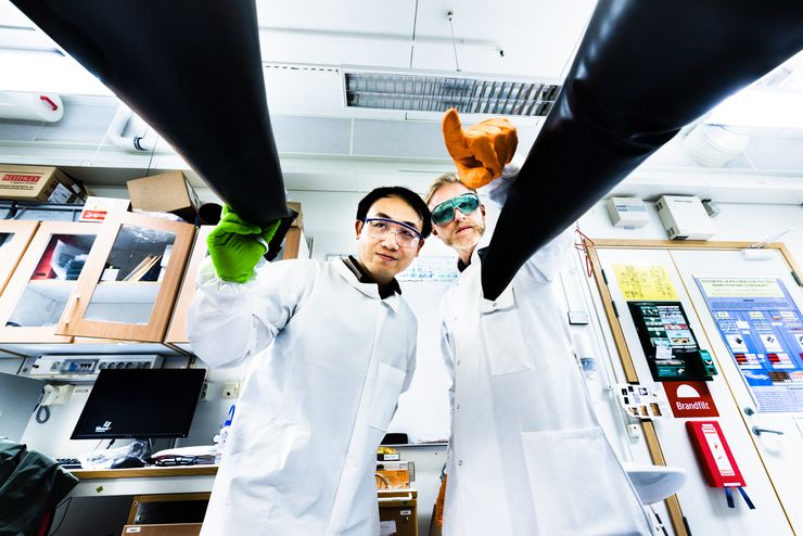 Yuming Wang, doktorand, och Jonas Bergqvist, förste forskningsingenjör vid avdelningen Biomolekylär och organisk elektronik