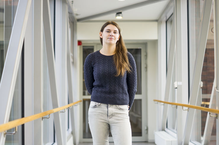 Elin Strandberg står i en gångbro på Campus Valla.