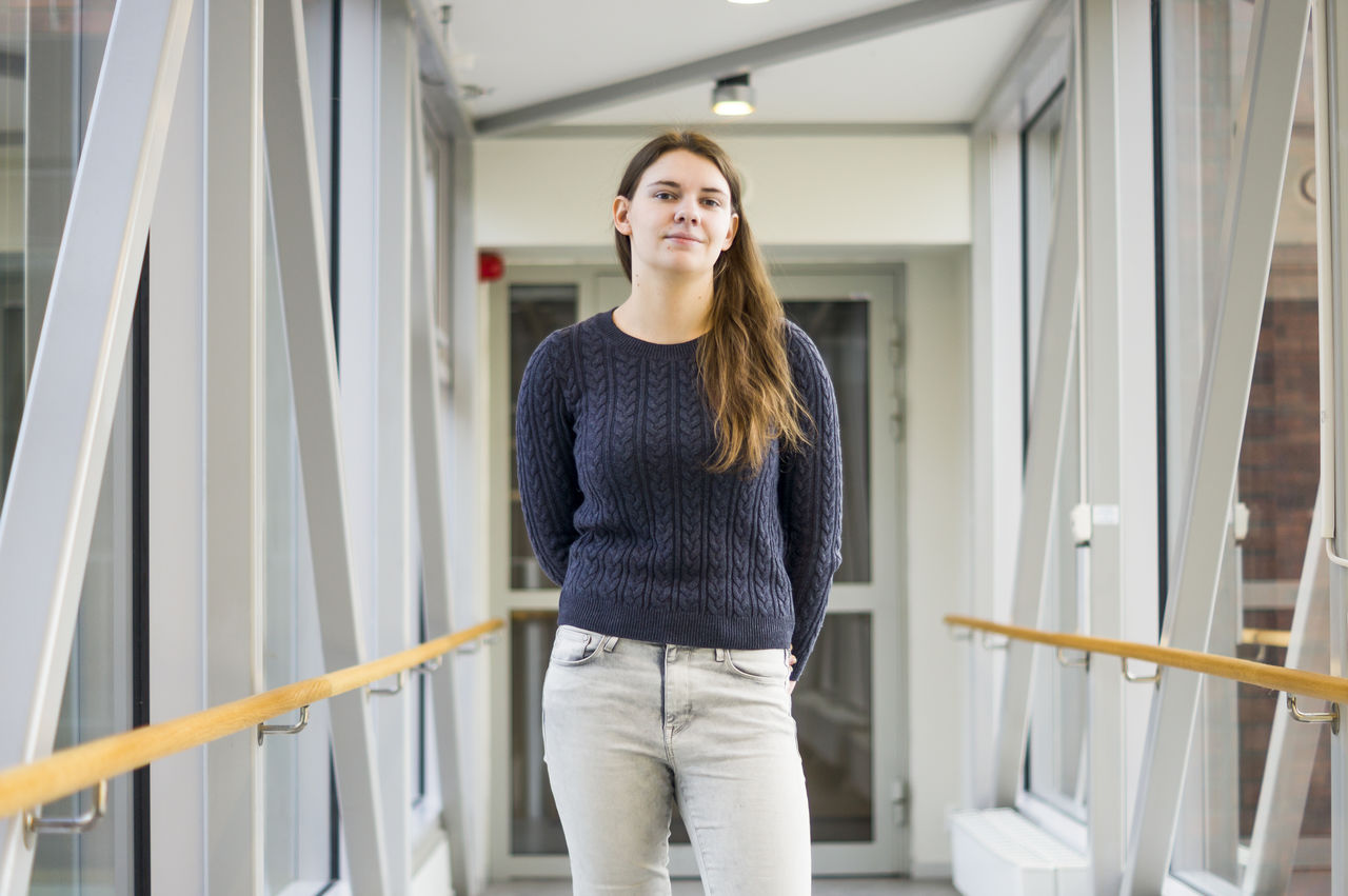 Elin Strandberg står i en gångbro på Campus Valla.