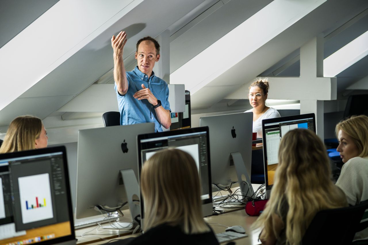 En lärare håller lektion i en datorsal