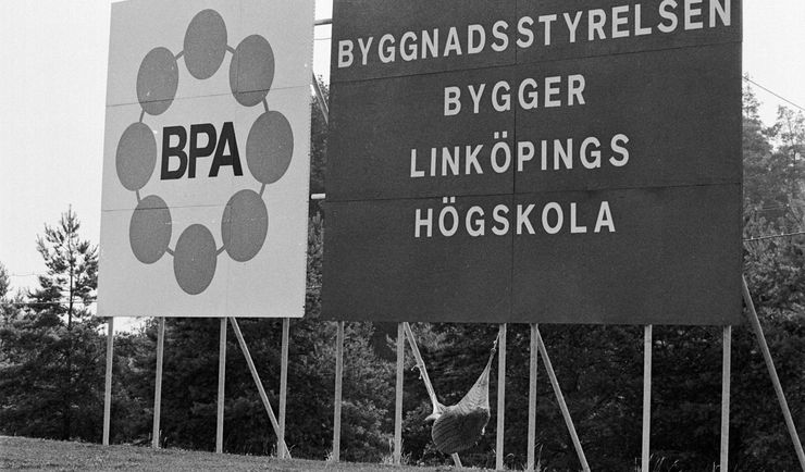 Skylt med texten Byggnadsstyrelsen bygger Linköpings högskola.