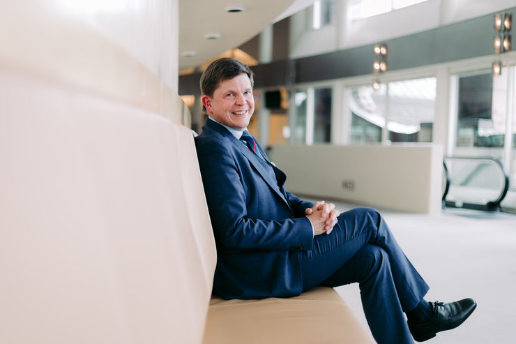 Andreas Norlén sitter i soffa