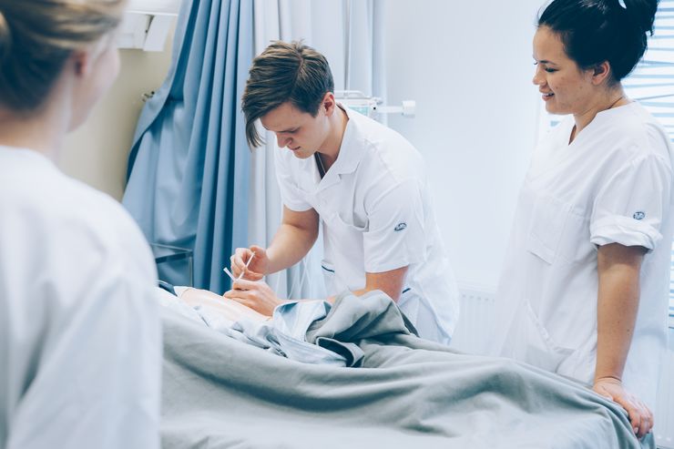 Sjuksköterskestudenter tränar på injektion