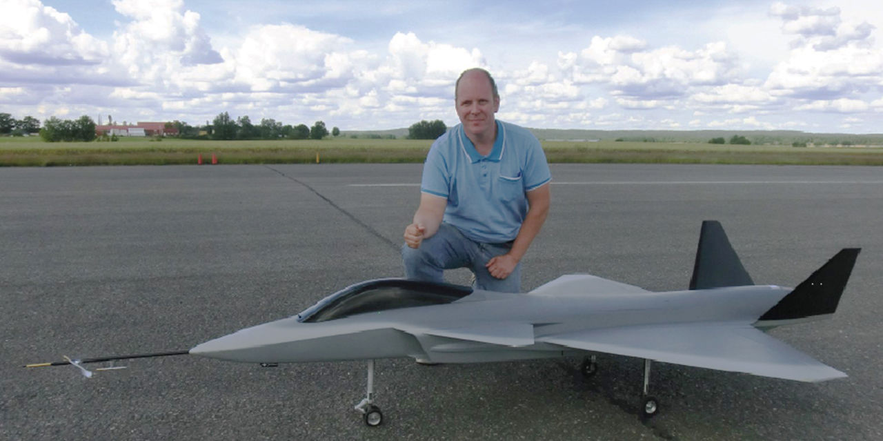 Roger Larsson med modellflygplan från LiU