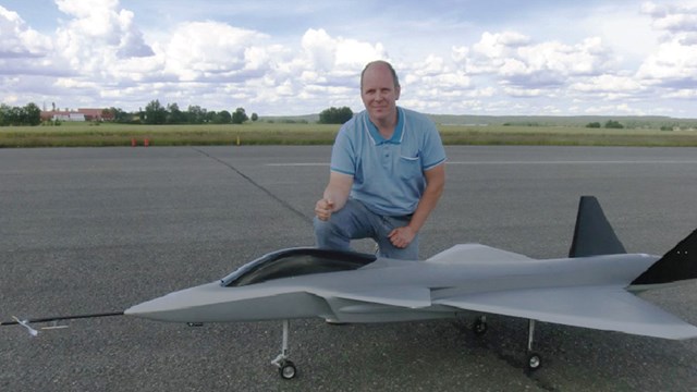 Roger Larsson med modellflygplan från LiU