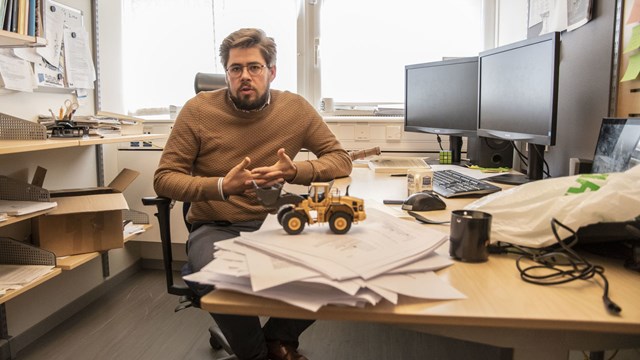 Viktor Larsson. som forskar om hydrauliken i arbetsmaskiner.